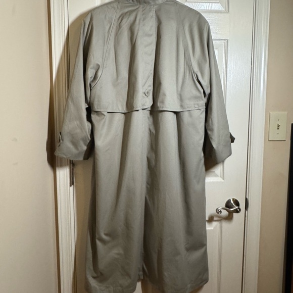 Vintage London Fog Women's Tan Trench Coat - Picture 3 of 13